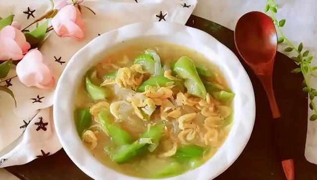 丝瓜再次成为关注对象！医生再三强调：吃丝瓜时，要多注意这3点