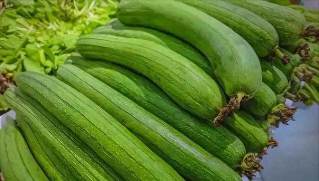 丝瓜再次成为关注对象！医生再三强调：吃丝瓜时，要多注意这3点