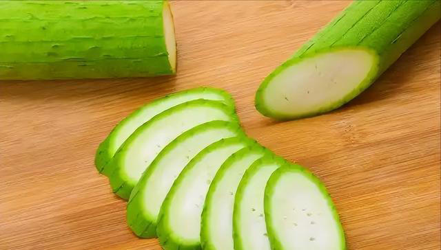 丝瓜再次成为关注对象！医生再三强调：吃丝瓜时，要多注意这3点