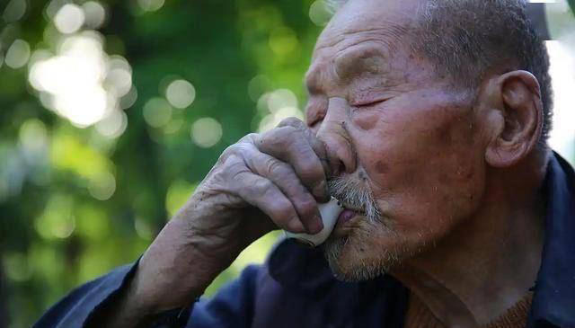 酒瘾再大也得戒！医生再三劝告：有这5种疾病的人，一口酒都别喝