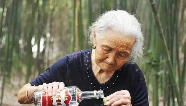 酒瘾再大也得戒！医生再三劝告：有这5种疾病的人，一口酒都别喝