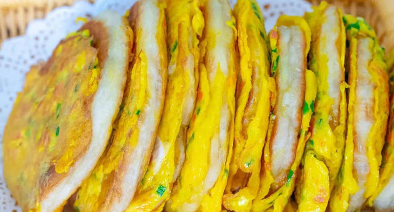 10分钟搞定早餐饼，4个鸡蛋1碗面，蓬松暄软全家抢着吃