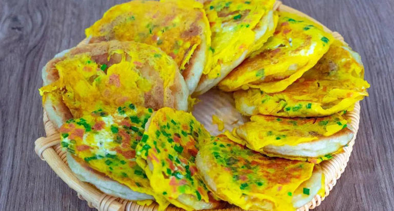 10分钟搞定早餐饼，4个鸡蛋1碗面，蓬松暄软全家抢着吃