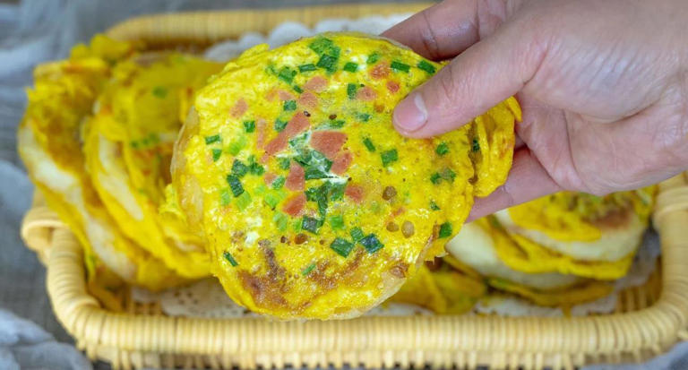 10分钟搞定早餐饼，4个鸡蛋1碗面，蓬松暄软全家抢着吃