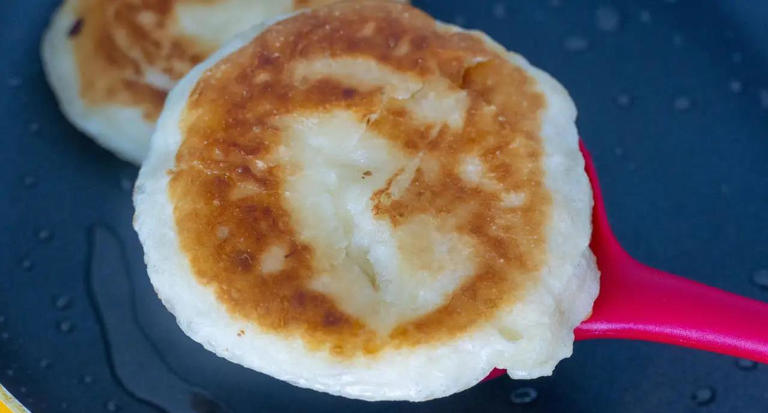 10分钟搞定早餐饼，4个鸡蛋1碗面，蓬松暄软全家抢着吃