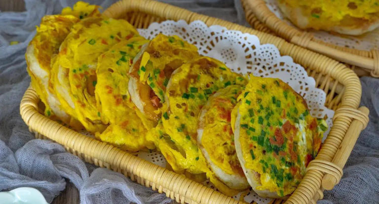 10分钟搞定早餐饼，4个鸡蛋1碗面，蓬松暄软全家抢着吃