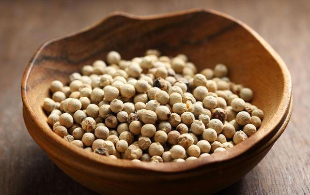 炖羊肉时，香料越多越不香，只放4种料，羊肉烂糊汤白不膻