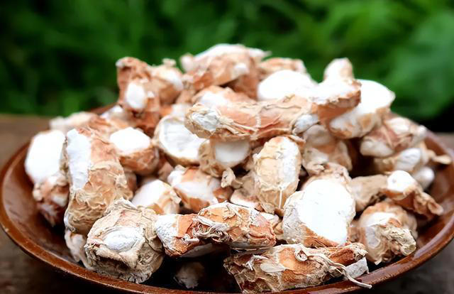 炖羊肉时，香料越多越不香，只放4种料，羊肉烂糊汤白不膻