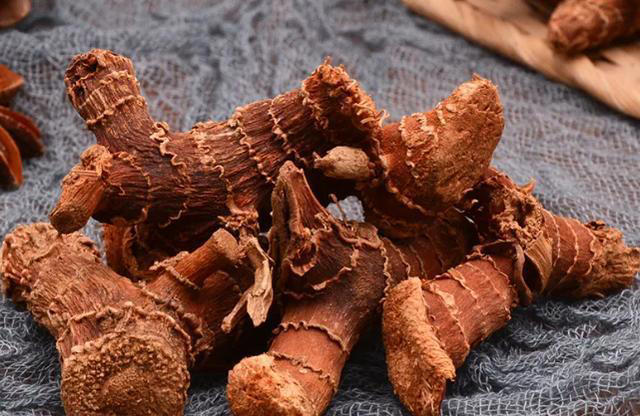 炖羊肉时，香料越多越不香，只放4种料，羊肉烂糊汤白不膻