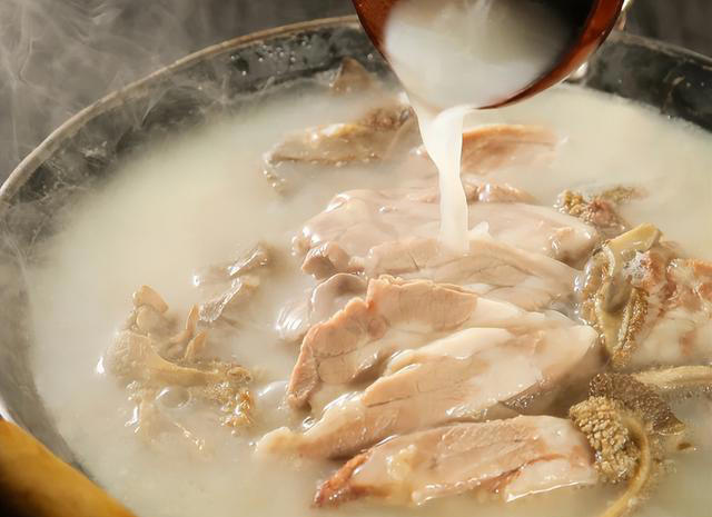 炖羊肉时，香料越多越不香，只放4种料，羊肉烂糊汤白不膻