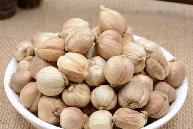 炖羊肉时，香料越多越不香，只放4种料，羊肉烂糊汤白不膻