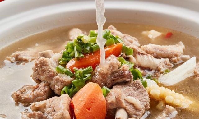 炖羊肉时，香料越多越不香，只放4种料，羊肉烂糊汤白不膻