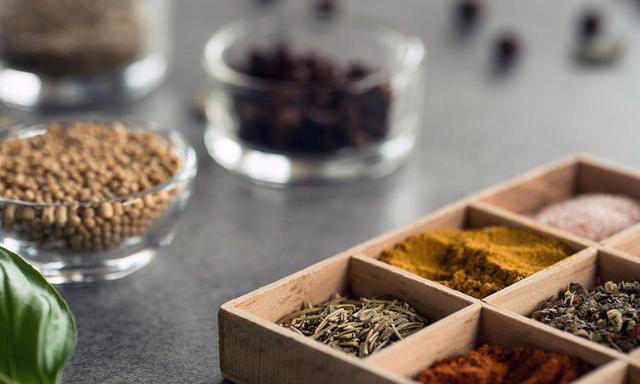 炖羊肉时，香料越多越不香，只放4种料，羊肉烂糊汤白不膻