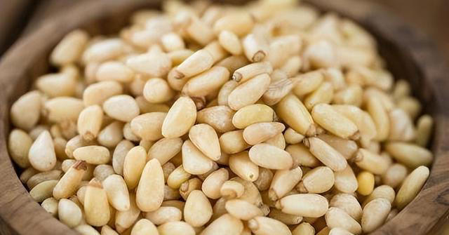 高手养花从不施肥，仅用4种“零食”，给花喂1点，反倒生长更猛