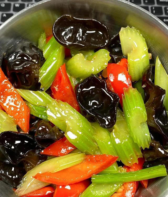 被称为“通便王”的4种菜，建议：3天吃1次，润肠排毒，舒服过秋