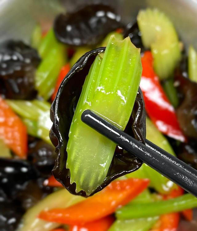 被称为“通便王”的4种菜，建议：3天吃1次，润肠排毒，舒服过秋