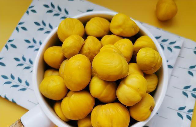 板栗去壳有技巧，4种方法超实用，几分钟剥一盘，又快又完整