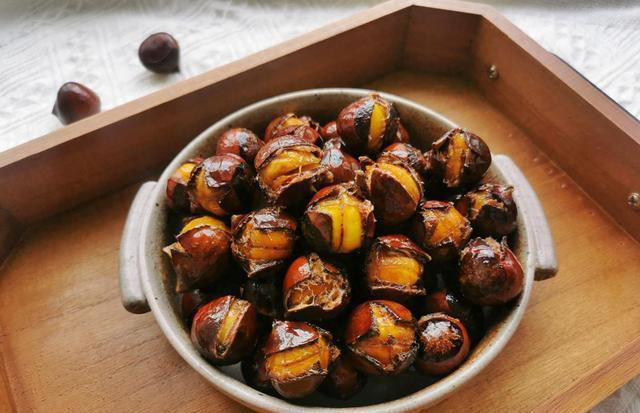 板栗去壳有技巧，4种方法超实用，几分钟剥一盘，又快又完整