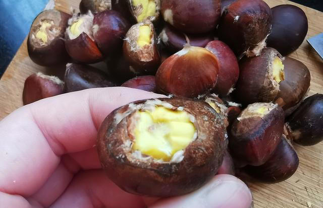 板栗去壳有技巧，4种方法超实用，几分钟剥一盘，又快又完整