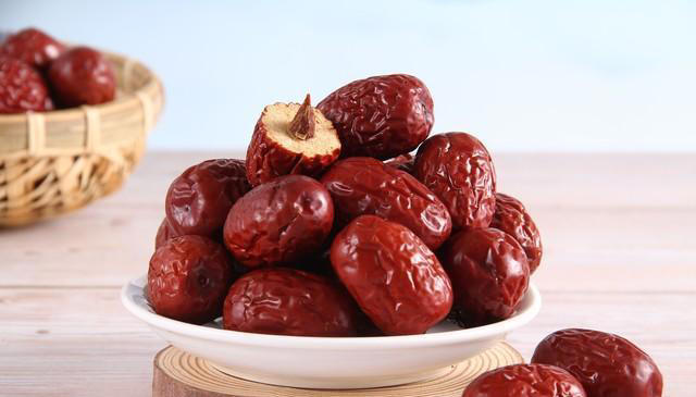 别再误解！红枣并非只为补血。长期吃红枣，好处坏处全解析