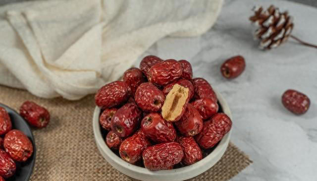 别再误解！红枣并非只为补血。长期吃红枣，好处坏处全解析