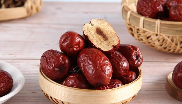 别再误解！红枣并非只为补血。长期吃红枣，好处坏处全解析