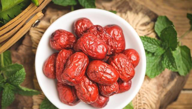 别再误解！红枣并非只为补血。长期吃红枣，好处坏处全解析