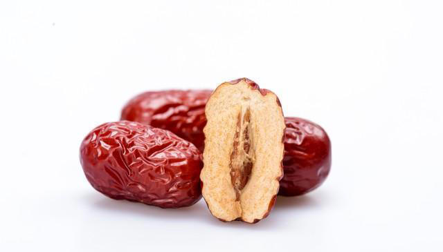 别再误解！红枣并非只为补血。长期吃红枣，好处坏处全解析