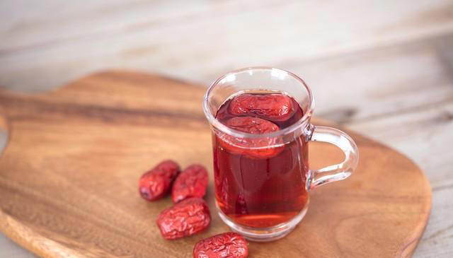 别再误解！红枣并非只为补血。长期吃红枣，好处坏处全解析