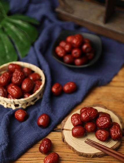 别再误解！红枣并非只为补血。长期吃红枣，好处坏处全解析