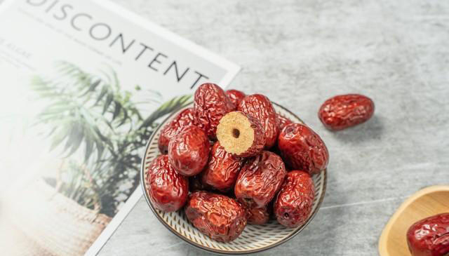 别再误解！红枣并非只为补血。长期吃红枣，好处坏处全解析