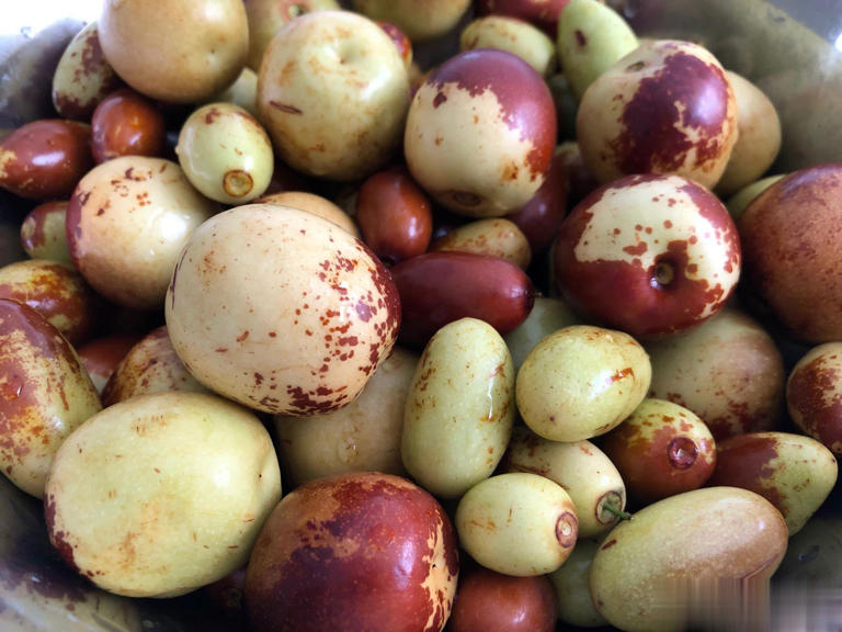 买冬枣挑红还是挑黄？老果农道出实情，别再瞎买了 