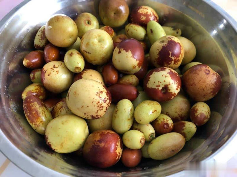 买冬枣挑红还是挑黄？老果农道出实情，别再瞎买了