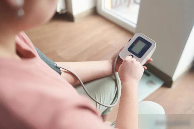 在家量血压，最容易忽略的几个细节，做错了可能量不准！