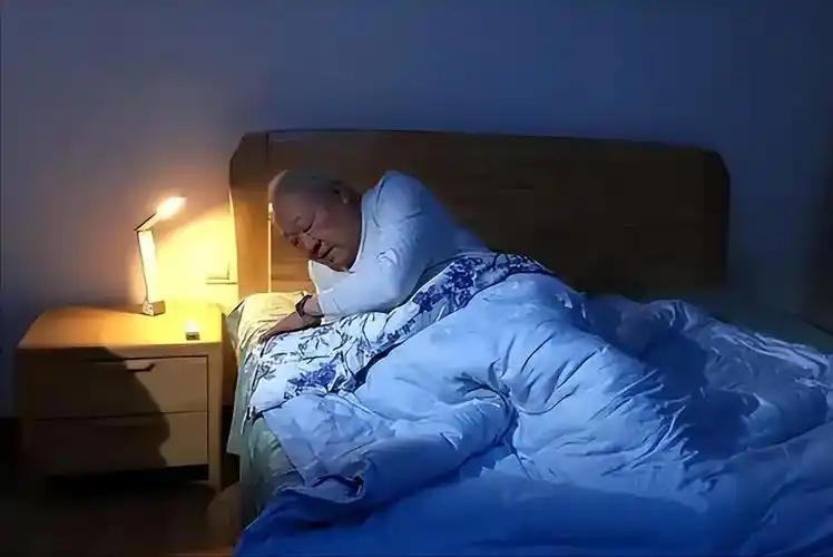 睡觉时总在凌晨3、4点醒来，暗示这3种疾病，很多人却大意了
