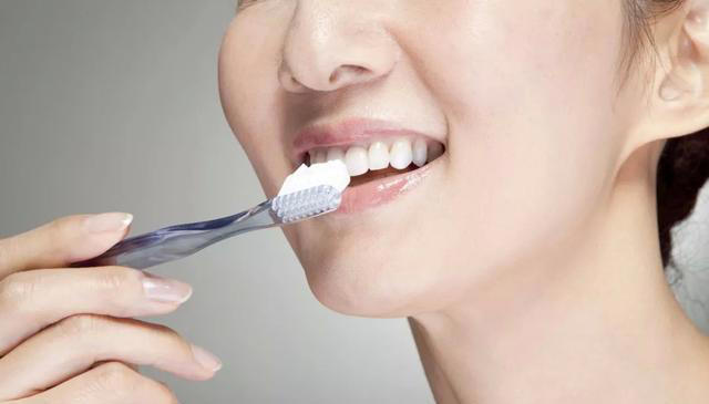医生提醒：最伤牙齿的行为，不是不刷牙！而是频繁的去做这5件事