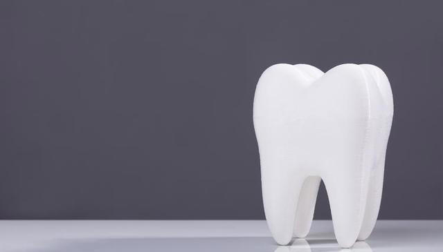 医生提醒：最伤牙齿的行为，不是不刷牙！而是频繁的去做这5件事