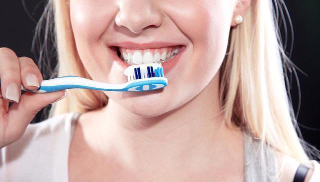 医生提醒：最伤牙齿的行为，不是不刷牙！而是频繁的去做这5件事
