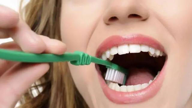医生提醒：最伤牙齿的行为，不是不刷牙！而是频繁的去做这5件事