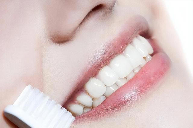 医生提醒：最伤牙齿的行为，不是不刷牙！而是频繁的去做这5件事