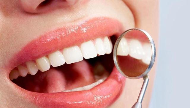 医生提醒：最伤牙齿的行为，不是不刷牙！而是频繁的去做这5件事