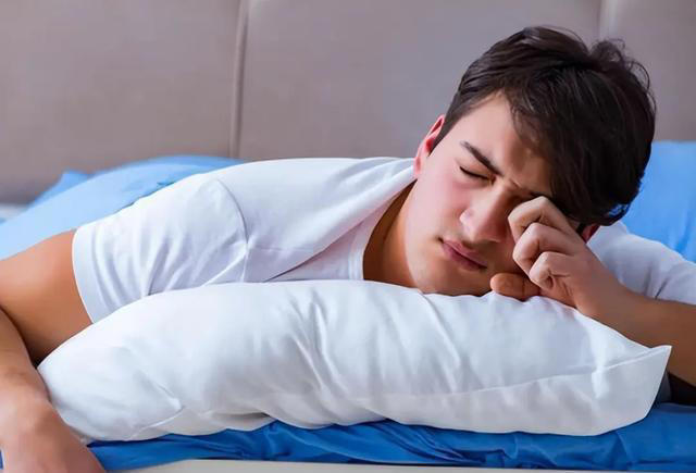 男性开始衰老时，一般会有“1臭2大2小”，若没有，恭喜还算年轻