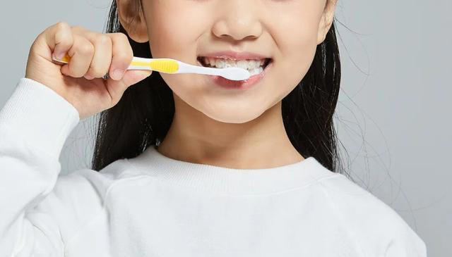 不刷牙睡觉VS不刷牙吃早餐,哪个更伤身?