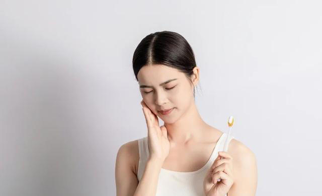 不刷牙睡觉VS不刷牙吃早餐，哪个更伤身？