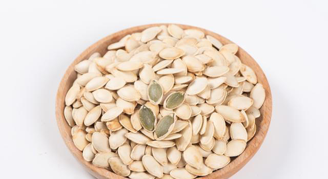 睡眠不好容易老，这四种食物可改善睡眠，一周吃3次，助眠效果好