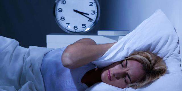 睡眠不好容易老，这四种食物可改善睡眠，一周吃3次，助眠效果好