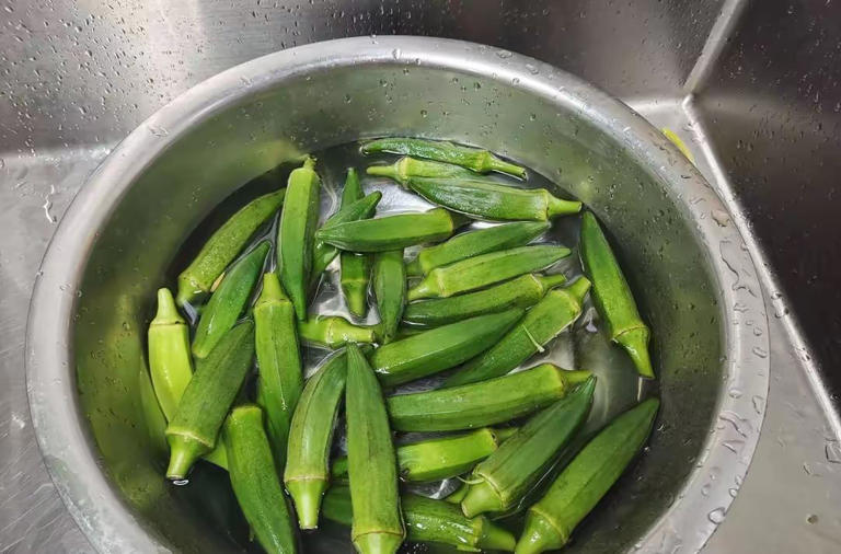 秋葵最好吃的做法，脆嫩爽口，颜色翠绿不变黑