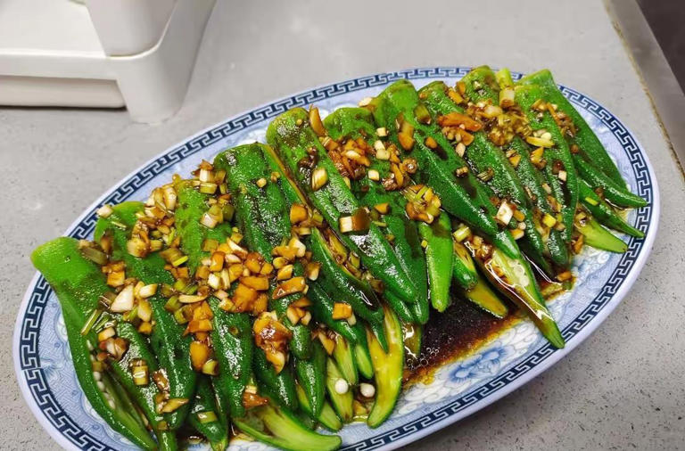 秋葵最好吃的做法，脆嫩爽口，颜色翠绿不变黑