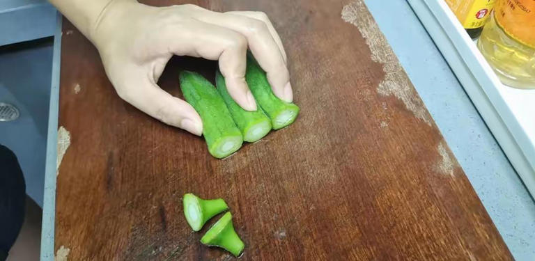 秋葵最好吃的做法，脆嫩爽口，颜色翠绿不变黑