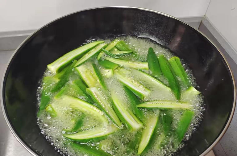 秋葵最好吃的做法，脆嫩爽口，颜色翠绿不变黑